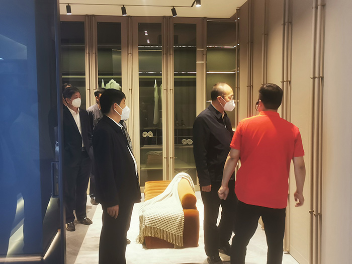 参观97国际家居出产车间